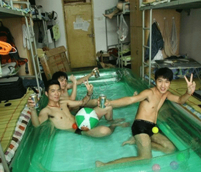 奇葩防暑措施-宿舍变泳池